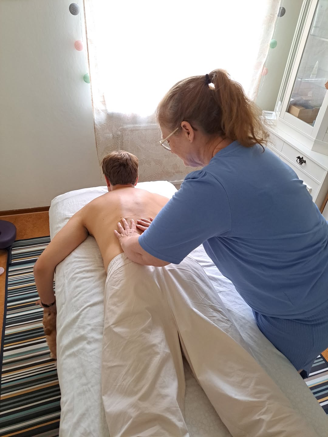Ulrica ger en lugn ryggmassage