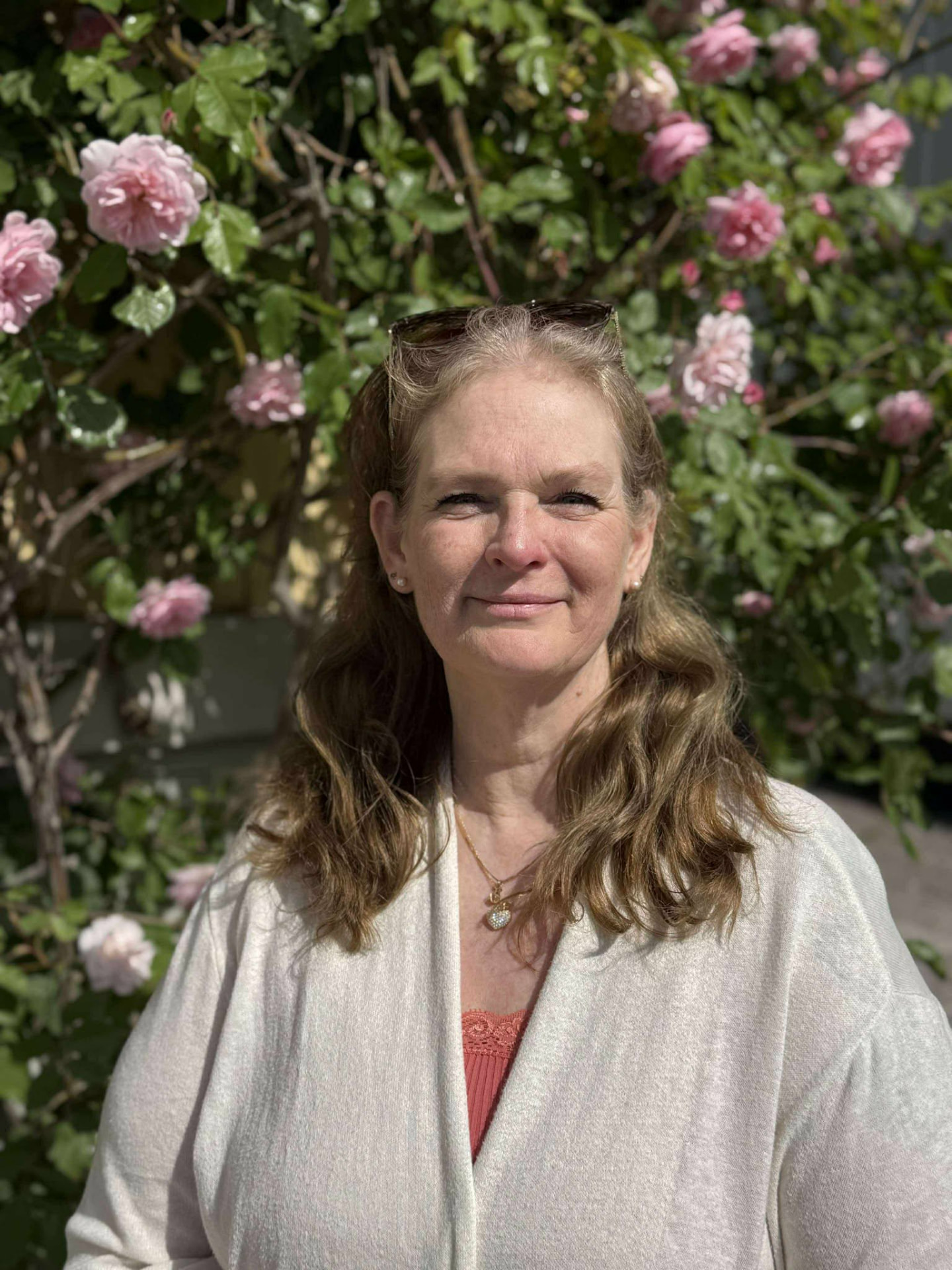 Ulrica framför rosenbuskar